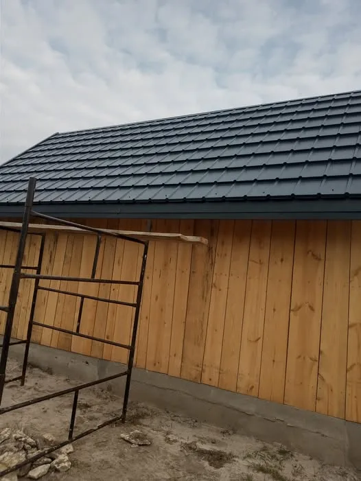 Dach kryty blachą trapezową w trakcie montażu