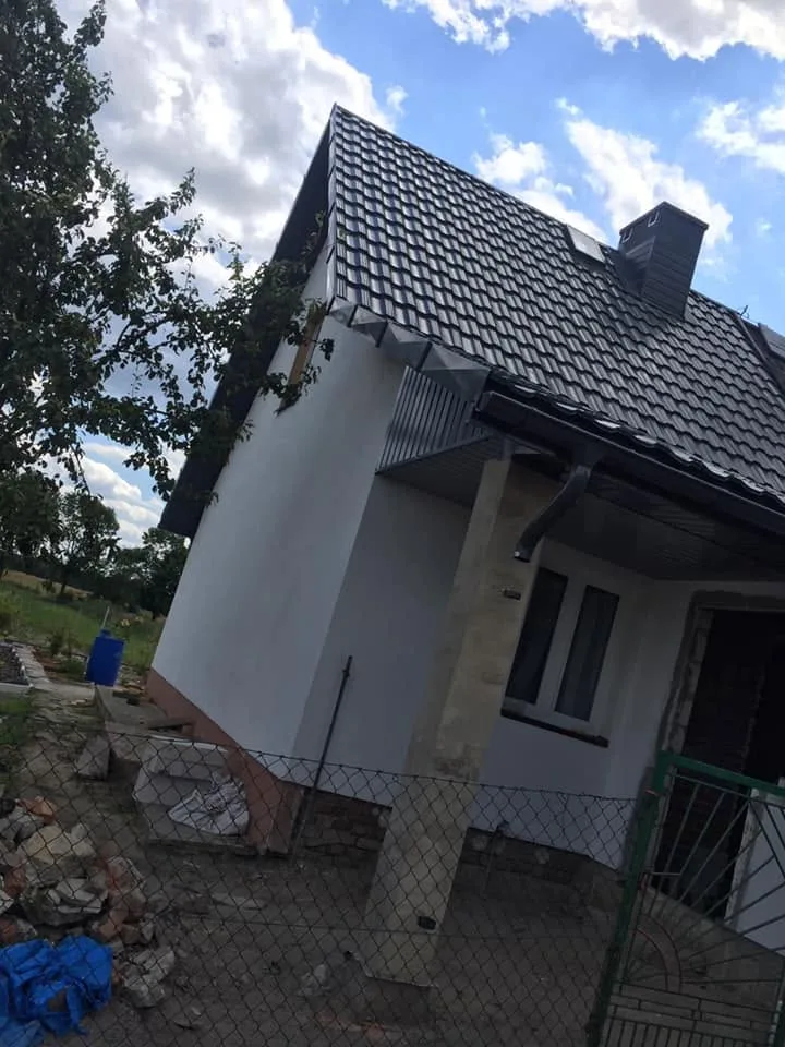 Dom jednorodzinny z ukończonym dachem krytym dachówką ceramiczną